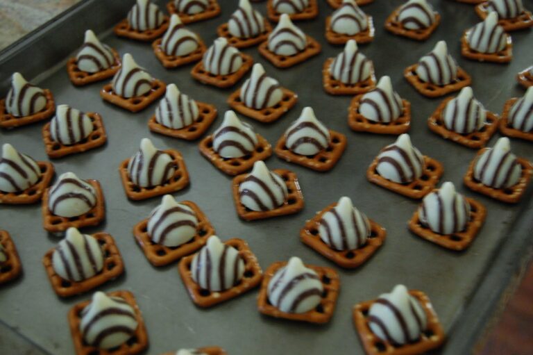 HERSHEY KISSED PRETZELS